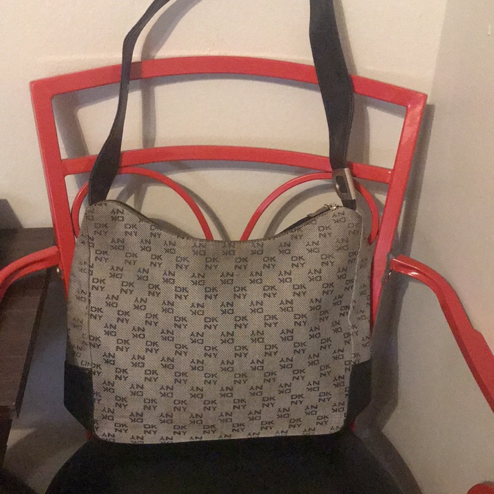 DKNY GRAY & BLK purse, good, no rips or tears. Classy, casual, EVERYDAY wear :)